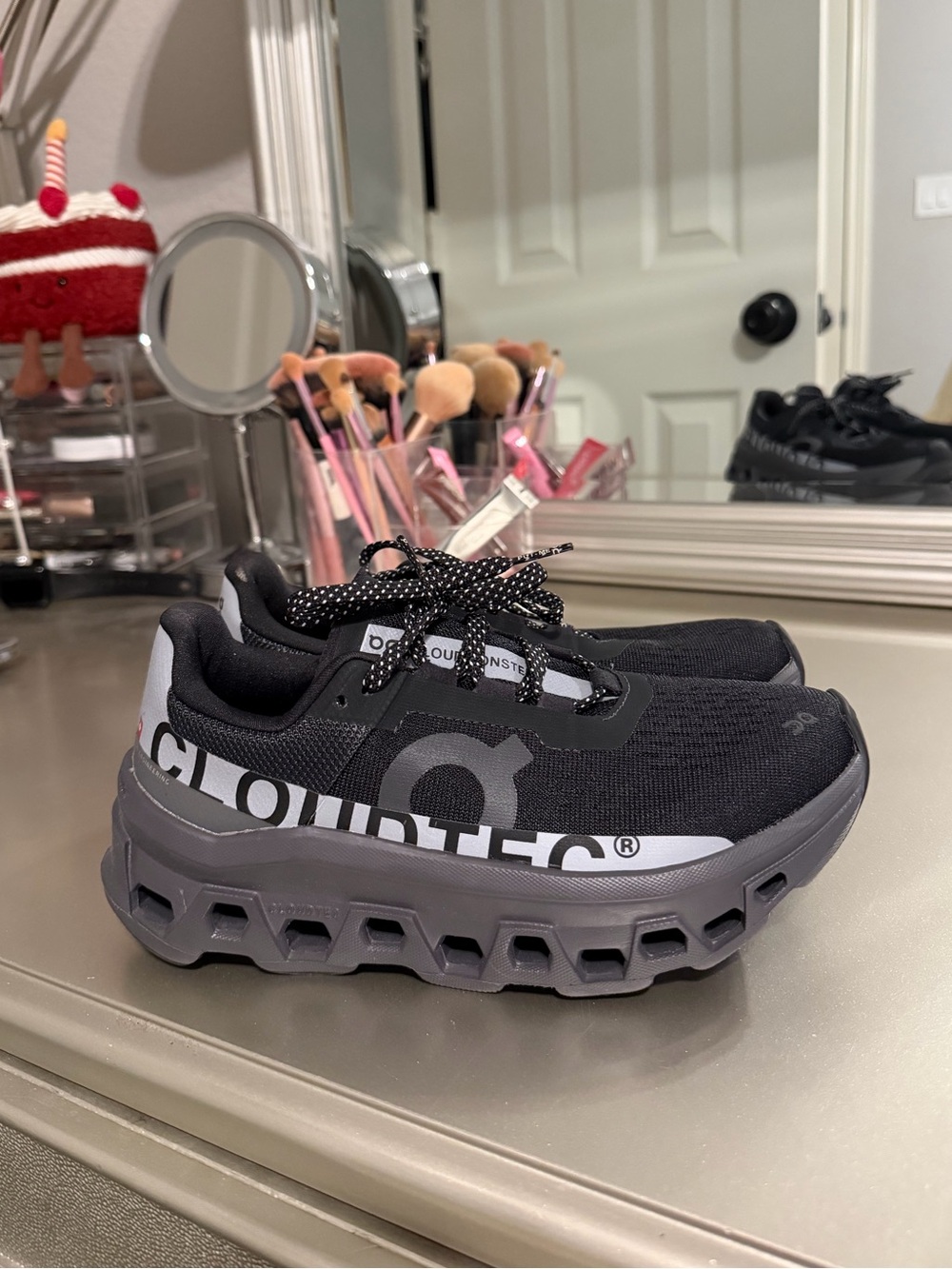 on cloud monster black/gray
